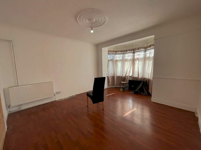 6 Bedroom Semi-Detached House To Rent In South Park Drive, Ilford, IG3