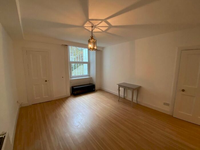 2 Bedroom Flat To Rent In Colinton Road, Bruntsfield, Edinburgh, EH10