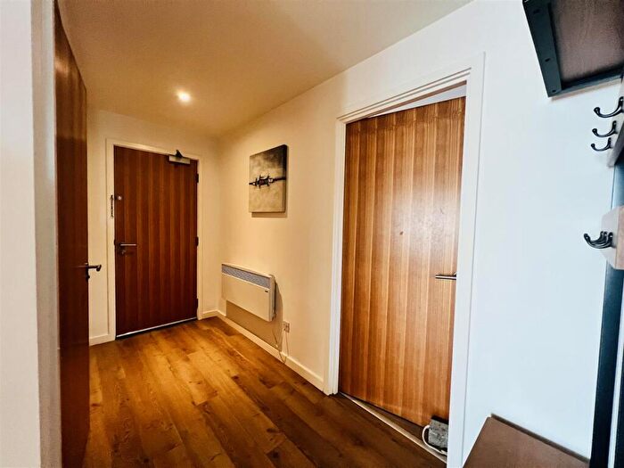 2 Bedroom Apartment To Rent In The Gateway South, Marsh Lane, Leeds City Centre, LS9