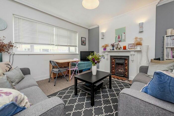 2 Bedroom Flat To Rent In Poynders Road, London, SW4