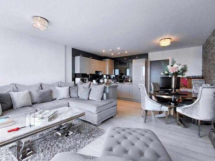 2 Bedroom Flat To Rent In Knightwood Court, Colonnade Gardens, London, W3