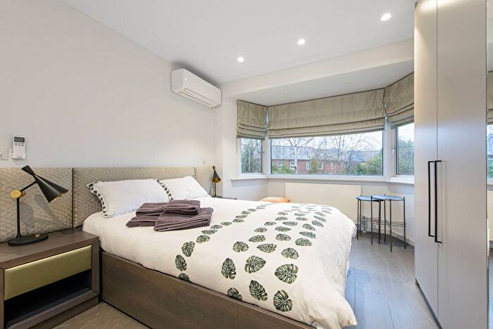 3 Bedroom Property To Rent In Pentland Close, Cricklewood, London, NW11