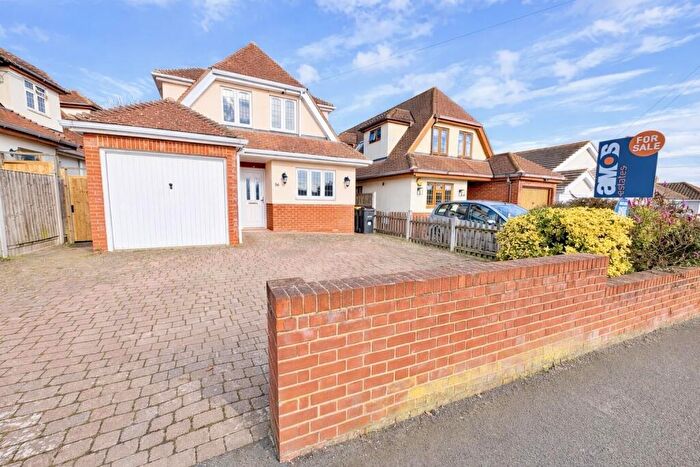 4 Bedroom Detached House For Sale In Plumberow Avenue, Hockley, Essex, SS5