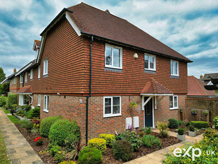 4 Bedroom Semi-Detached House For Sale In Discovery Drive, Kings Hill, West Malling, Kent, ME19