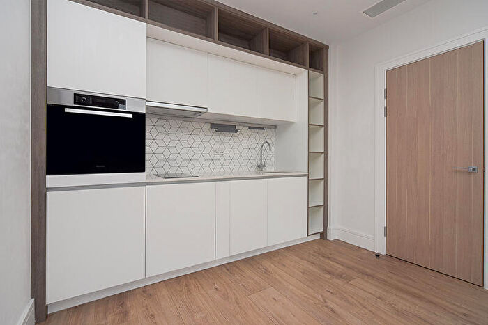 1 Bedroom Flat To Rent In Station Road, Addlestone, Surrey, KT15