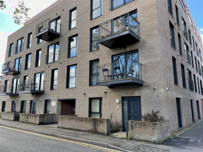 1 Bedroom Flat To Rent In Oak End Way, Gerrards Cross, SL9