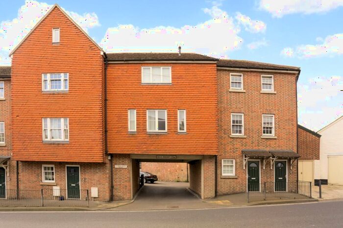 3 Bedroom Town House To Rent In St Johns Mews New Road, SN8