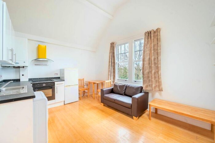 1 Bedroom Flat To Rent In Riggindale Road, Streatham, London, SW16