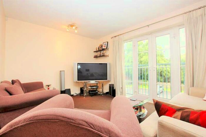 2 Bedroom Flat To Rent In Christopher Court, Great North Way, Hendon, NW4