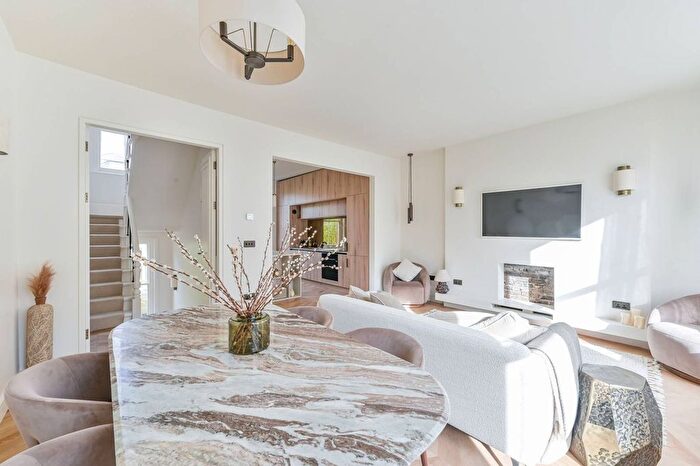 2 Bedroom Flat For Sale In Clifton Road, Little Venice, London, W9