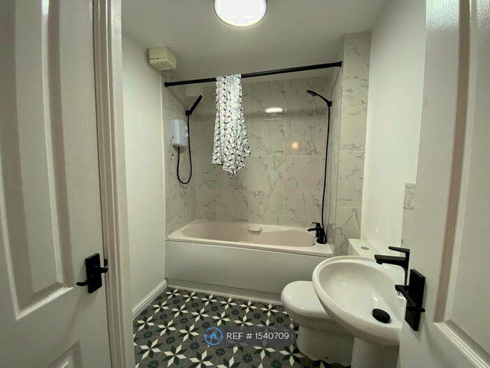 3 Bedroom Flat To Rent In Rochdale Road, Manchester, M9