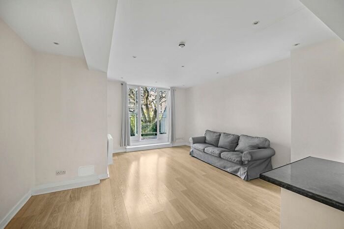 2 Bedroom Flat To Rent In Arundel Gardens, London, W11