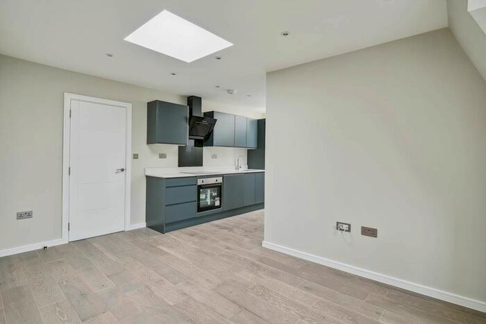 1 Bedroom Flat To Rent In Links Avenue, Morden, SM4