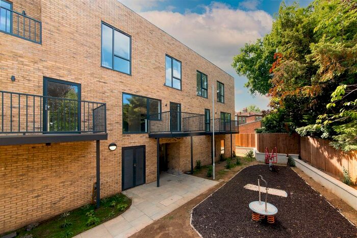 2 Bedroom Flat To Rent In Dollis Road, London, NW7