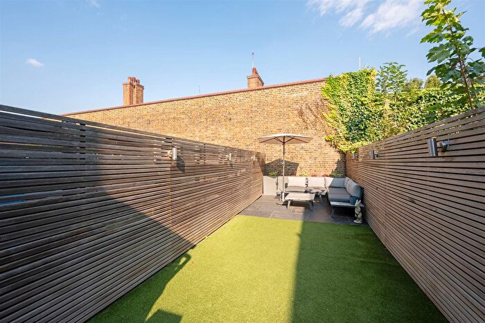 2 Bedroom Flat For Sale In Fulham Palace Road, London, SW6