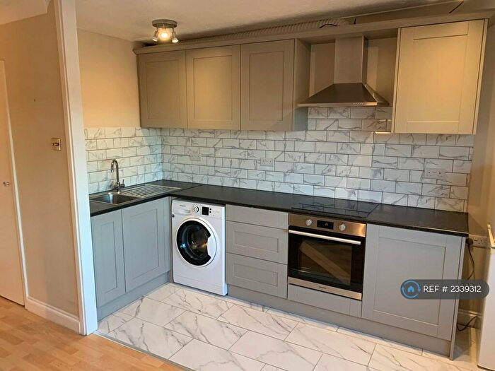 Studio To Rent In Handcross Road, Luton, LU2