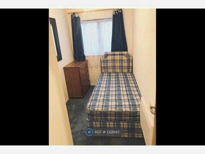 2 Bedroom Flat To Rent In East Acton, London W3