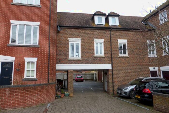 2 Bedroom Flat To Rent In Fordingbridge, Hampshire, SP6