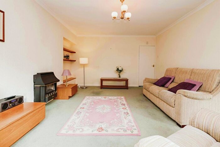 3 Bedroom Semi-Detached House For Sale In Woodford Avenue, Birmingham, B36