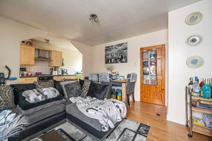 2 Bedroom Flat For Sale In Cann Hall Road, Leyton, London, E11