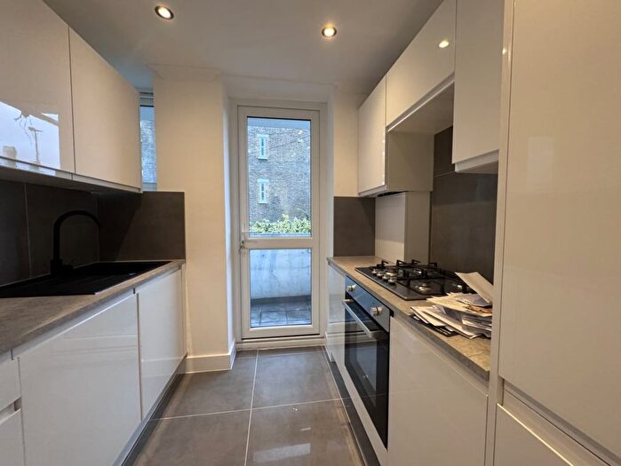 3 Bedroom Flat To Rent In Hendre Road, London, SE1