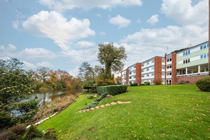 1 Bedroom Apartment For Sale In Weybridge, Surrey, KT13
