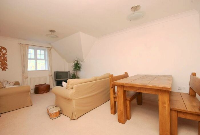 2 Bedroom Flat To Rent In Claremont Avenue, Woking, GU22