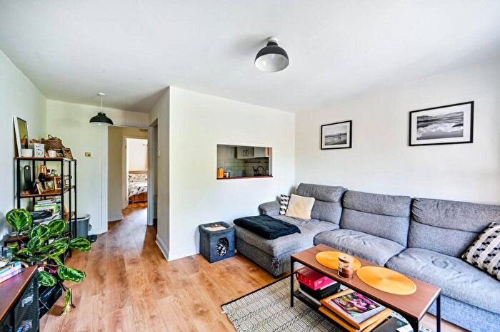 1 Bedroom Flat To Rent In Windmill Rise, Kingston Hill, Kingston Upon Thames, KT2