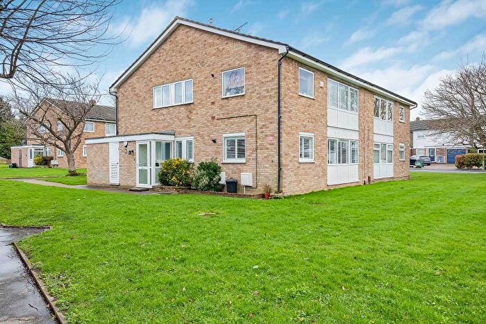 2 Bedroom Maisonette For Sale In Sparrow Drive, Orpington, Kent, BR5