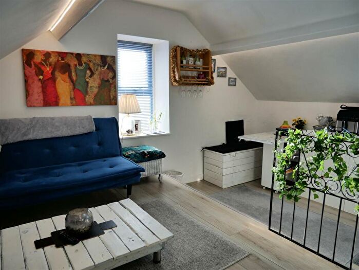 2 Bedroom Flat For Sale In North Street, Calne, SN11