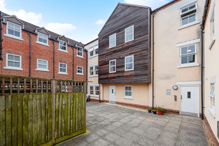 2 Bedroom Flat To Rent In Pine Street, Aylesbury, HP19