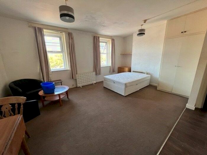 1 Bedroom Flat To Rent In Holdenhurst Road, Bournemouth, BH8