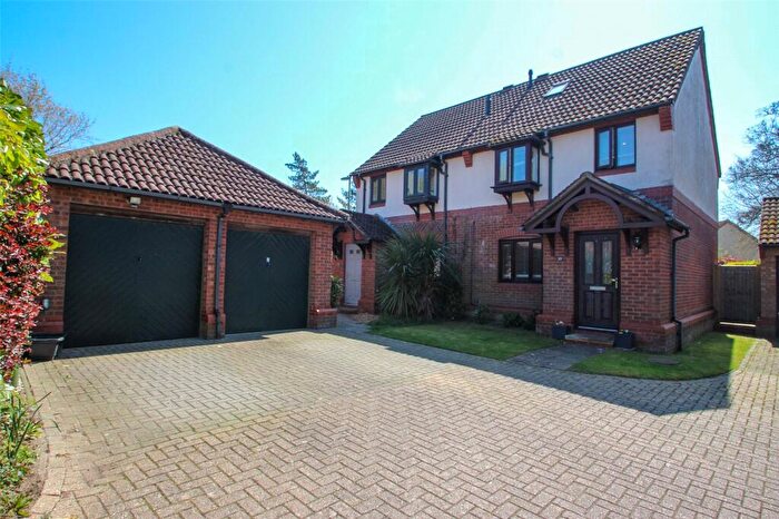 3 Bedroom Semi-Detached House For Sale In Barton Drive, Hamble, Southampton, Hampshire, SO31