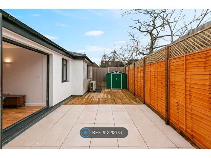 3 Bedroom Flat To Rent In Wayside, London, NW11