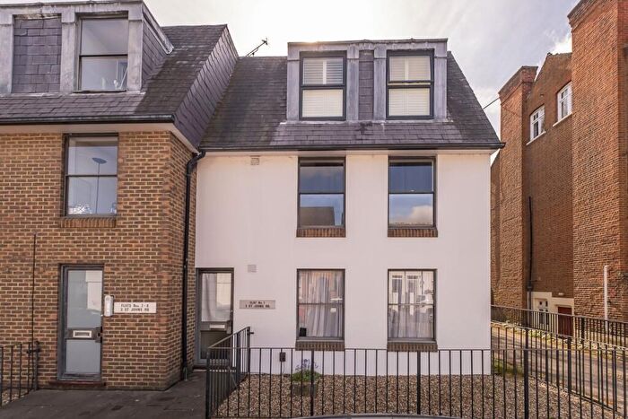 1 Bedroom Flat To Rent In St John'S Road Hampton Wick, KT1