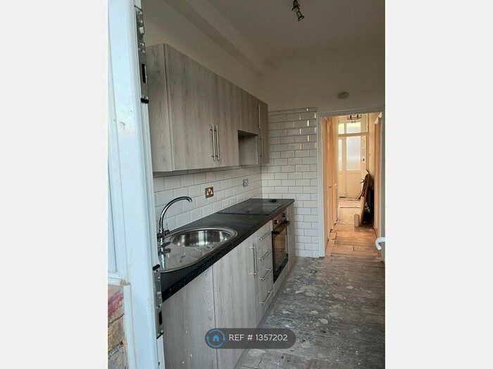 1 Bedroom Flat To Rent In Shakespeare Drive, Westcliff-On-Sea, SS0