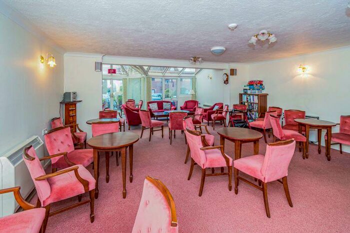 2 Bedroom Flat For Sale In Chestnut Lodge, Southampton, SO16