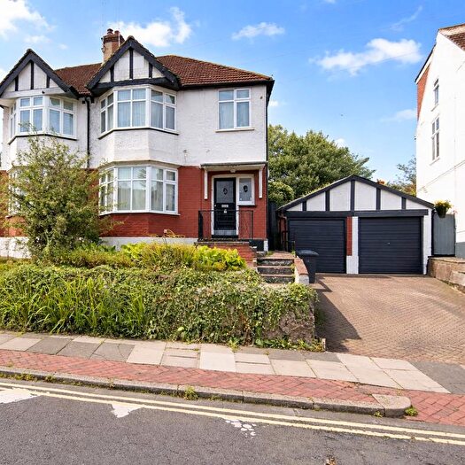 2 Bedroom Flat To Rent In St. Margarets Avenue, London, N15