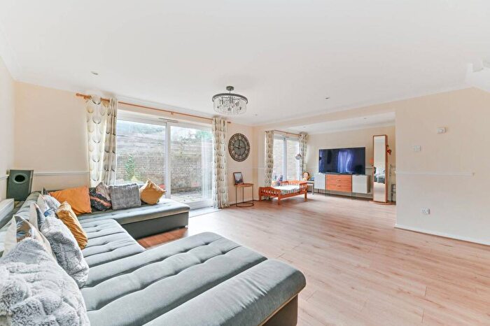 5 Bedroom Semi-Detached House To Rent In Reynolds Way, East Croydon, Croydon, CR0