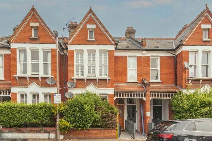 2 Bedroom Flat To Rent In Yukon Road, Balham, SW12