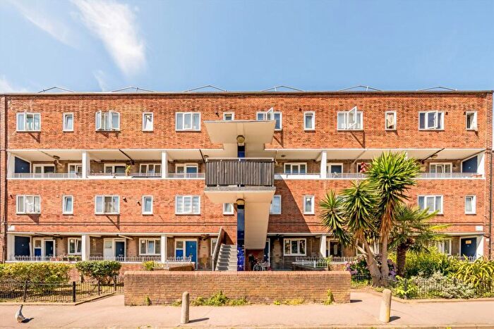 3 Bedroom Flat To Rent In Parkside Estate, Victoria Park, E9