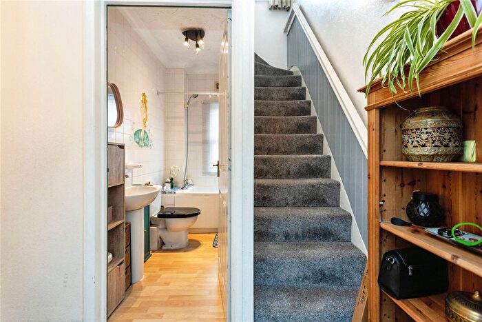 2 Bedroom Flat For Sale In Hadlow Road, Tonbridge, Kent, TN9