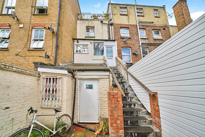2 Bedroom Maisonette For Sale In Hoxton Street, London, N1