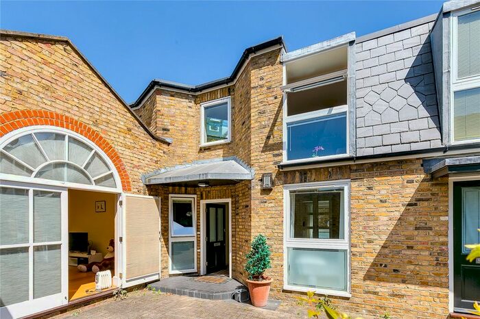 2 Bedroom Mews To Rent In Rosebery Mews, Rosebery Road, London, SW2