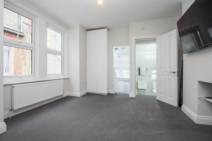 4 Bedroom Flat To Rent In Gambole Road, London, SW17