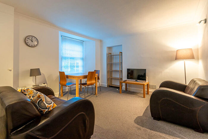 1 Bedroom Flat To Rent In L Montague Street, Edinburgh, EH8