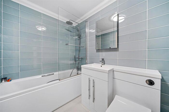 2 Bedroom Apartment For Sale In Burlington Road, BH19 - Photo 9