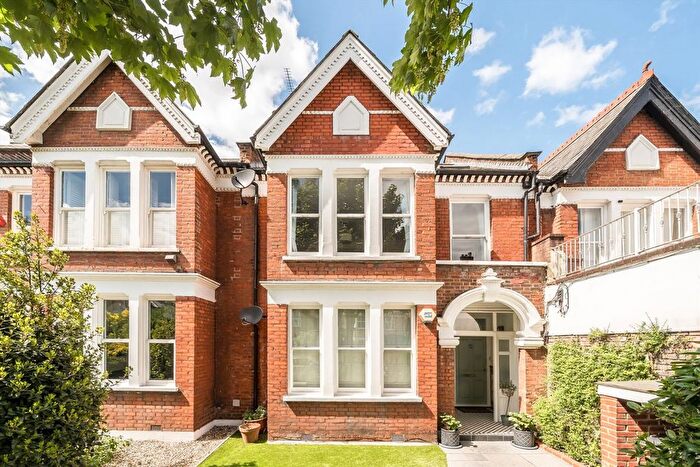 3 Bedroom Flat To Rent In Abbeville Road, Clapham, SW4