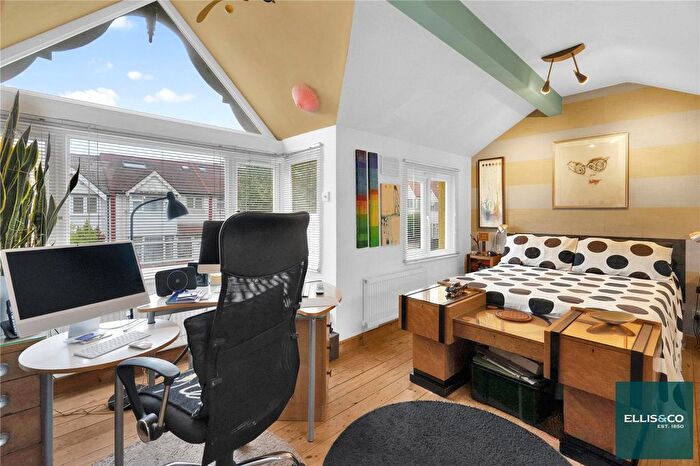 3 Bedroom Terraced House For Sale In Hamilton Road, Golders Green, NW11