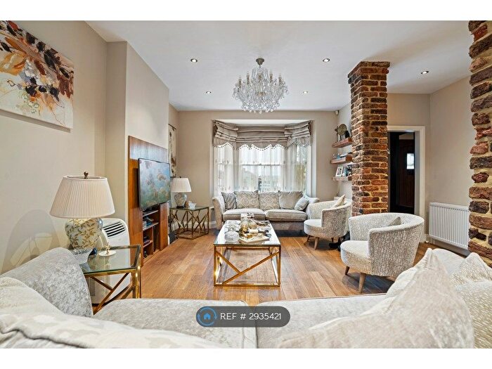 3 Bedroom Semi-Detached House To Rent In Warwick Road, Barnet, EN5